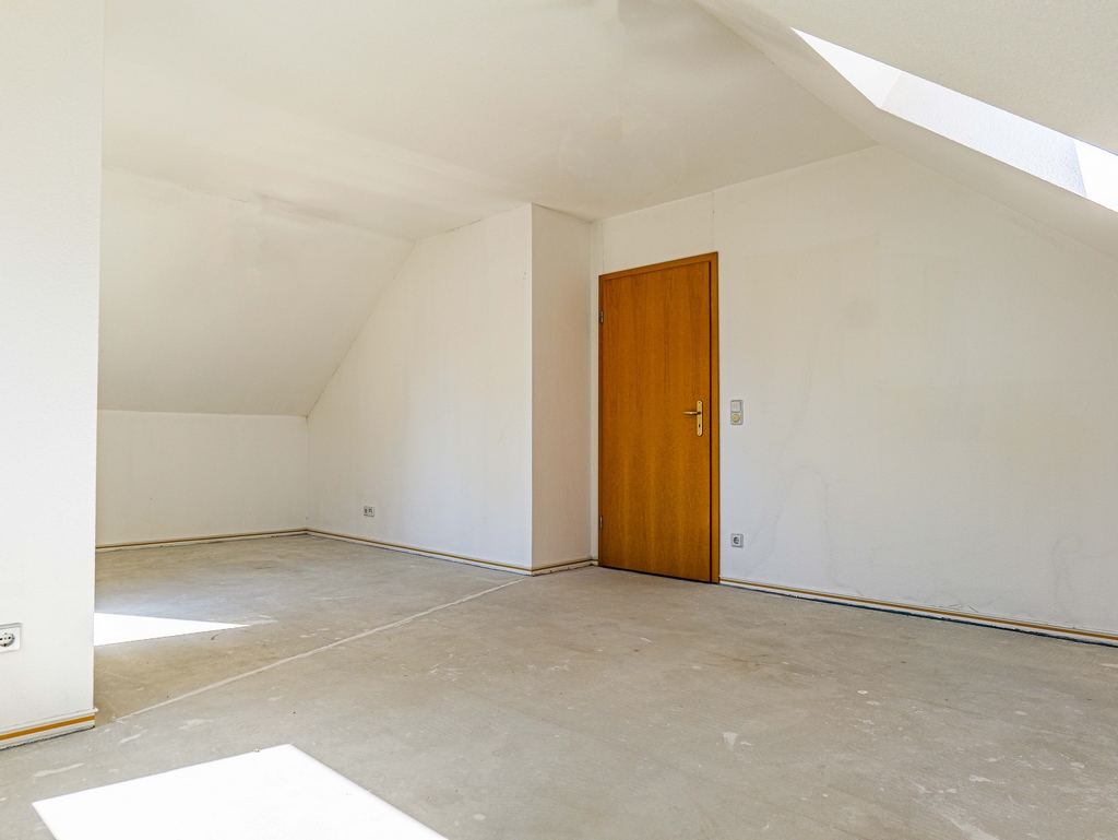 Helles Schlafzimmer mit Balkon