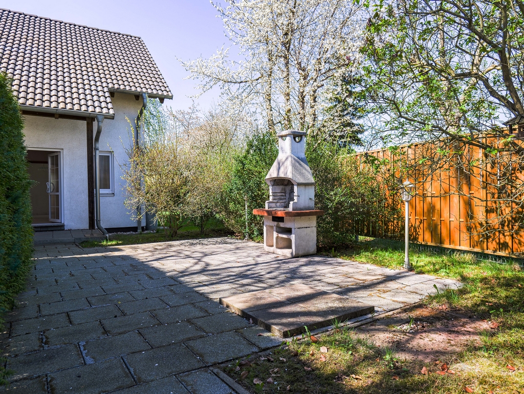 Einladender Zugang - Blick von den Garagen Richtung Wohnhaus