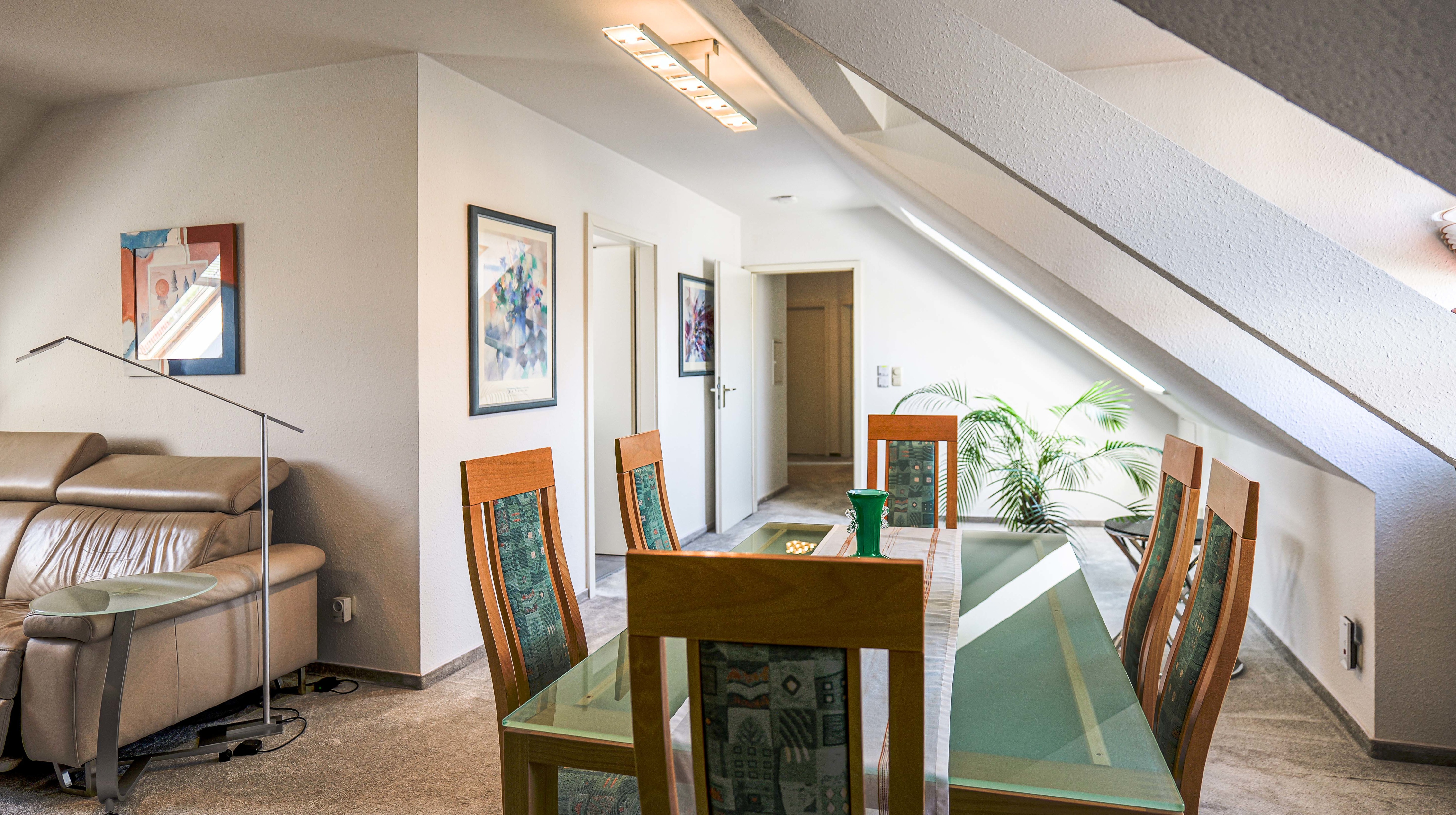Blick vom Wohnzimmer zum Flur