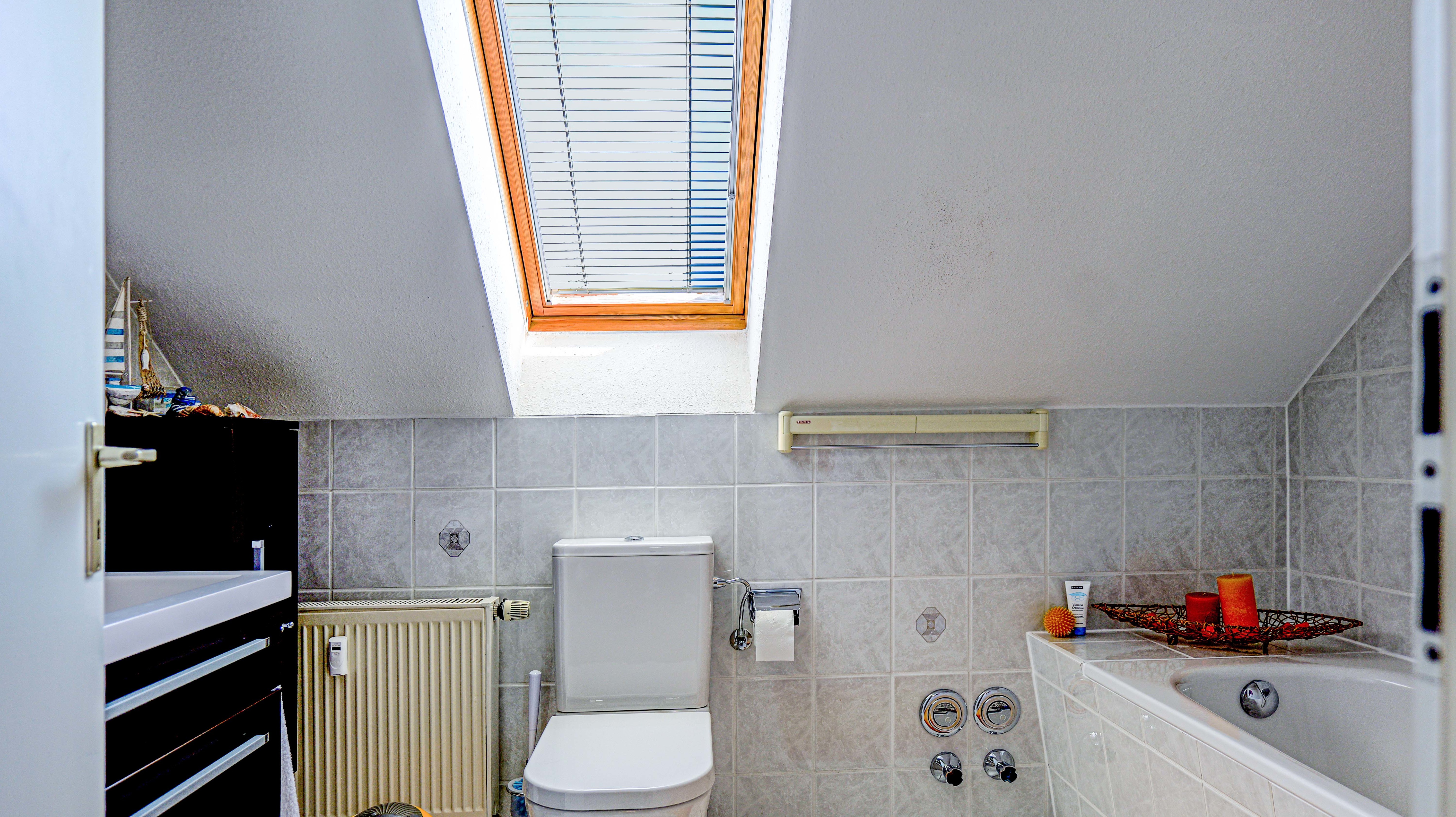 Blick ins Badezimmer 1