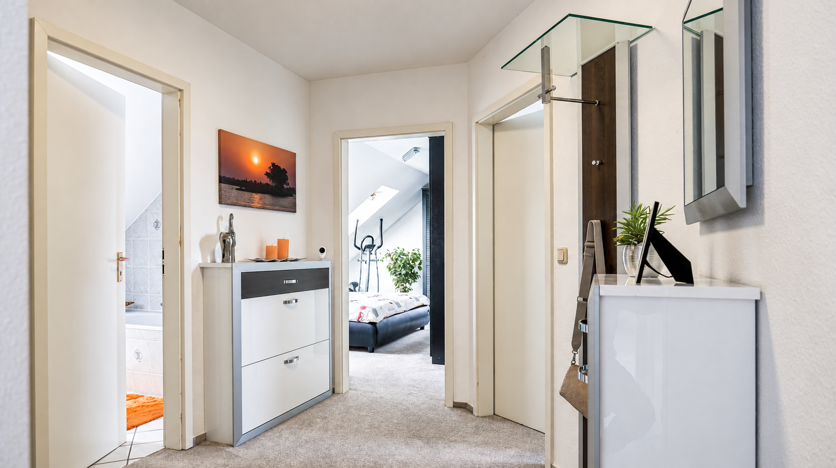 Wohnungsflur - links Badezimmer, mittig Schlafzimmer, rechts Kinderzimmer