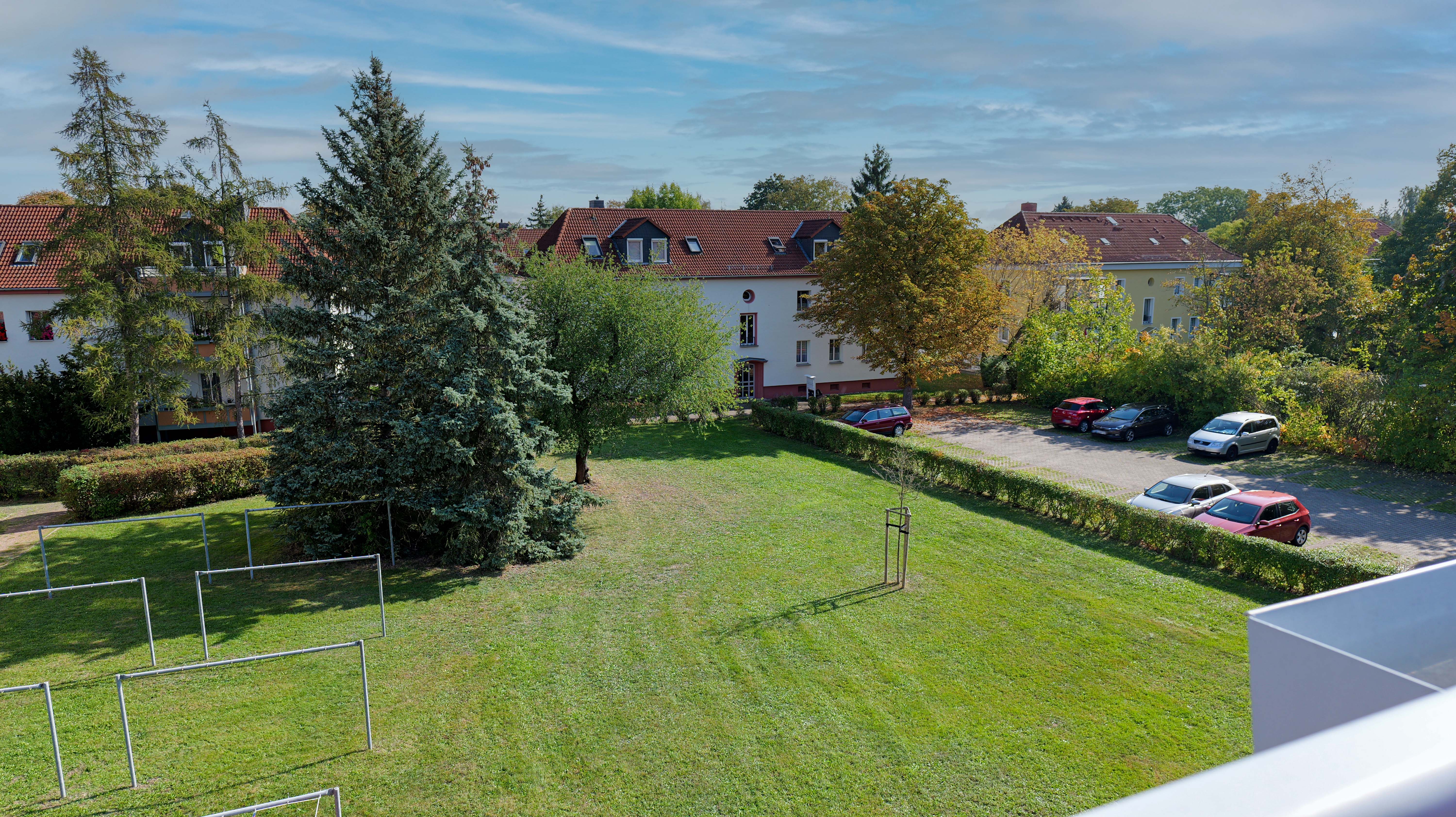Blick auf den Innenhof nebst Parkplatz