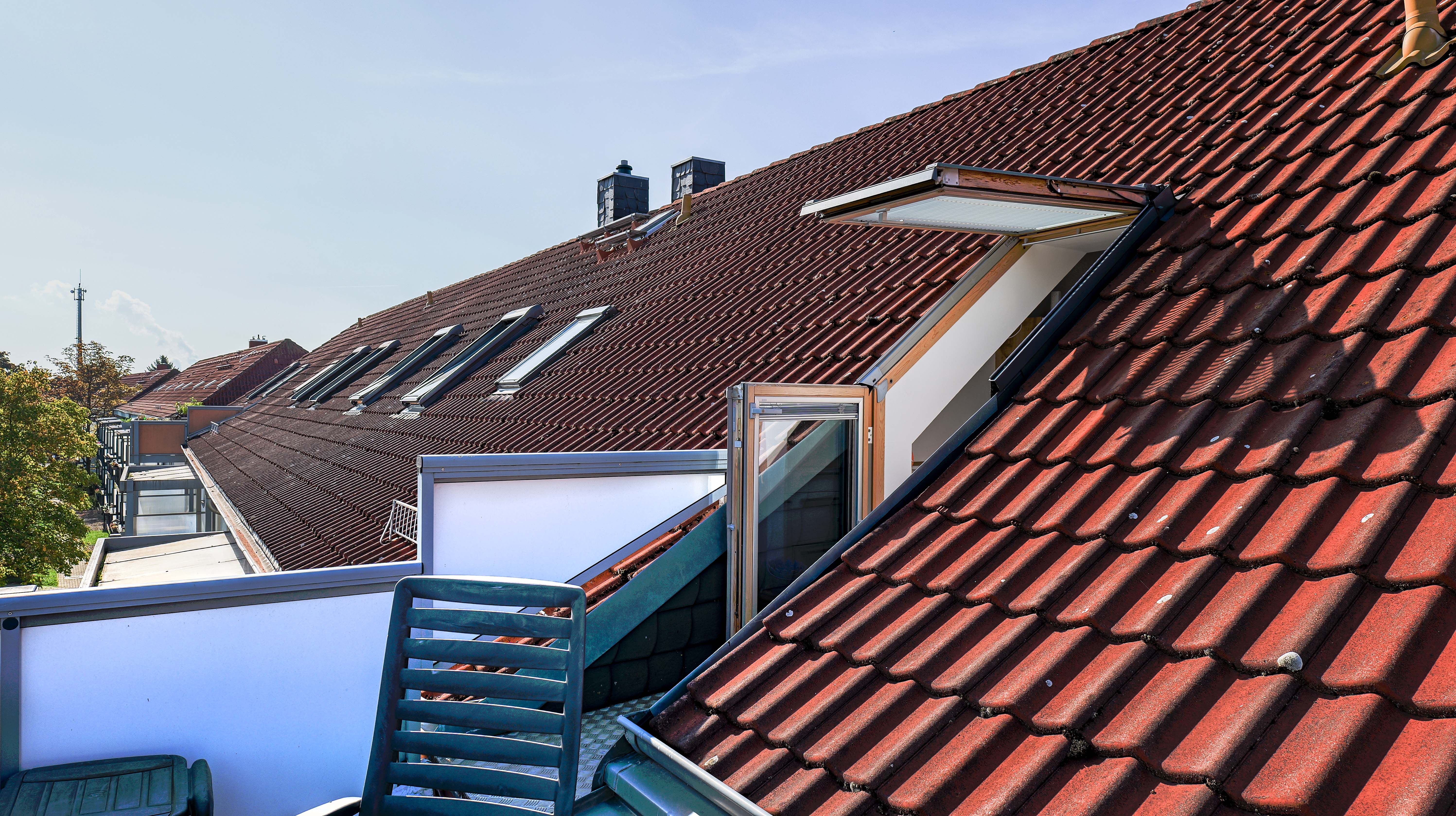 Blick vom Balkon über das Hausdach