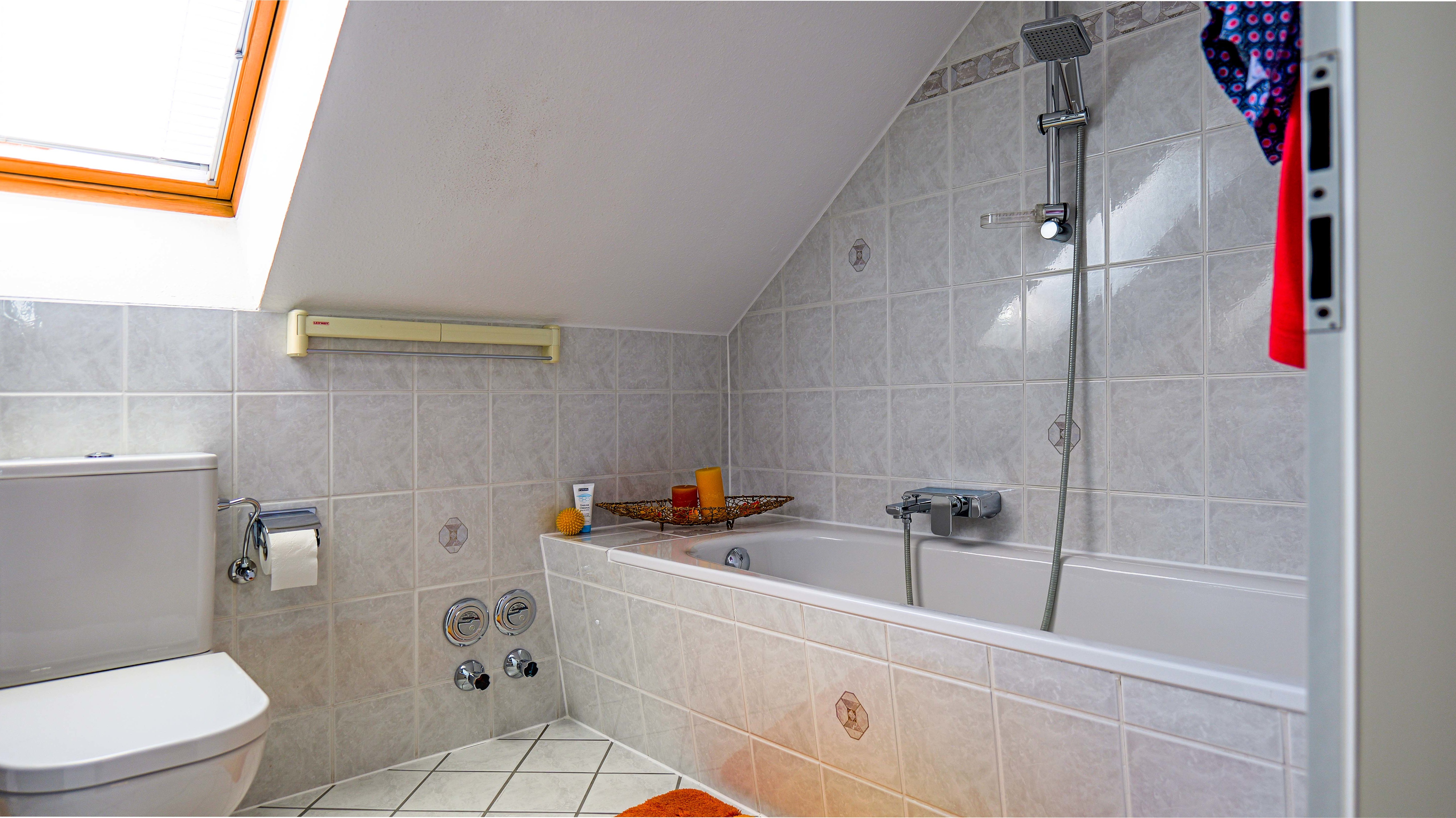 Badezimmer 1 mit Wanne