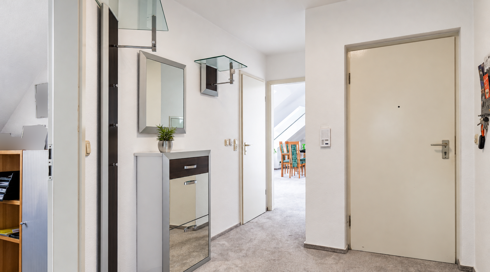 Wohnungsflur - Wohnungseingangstür, Blick ins Wohnzimmer