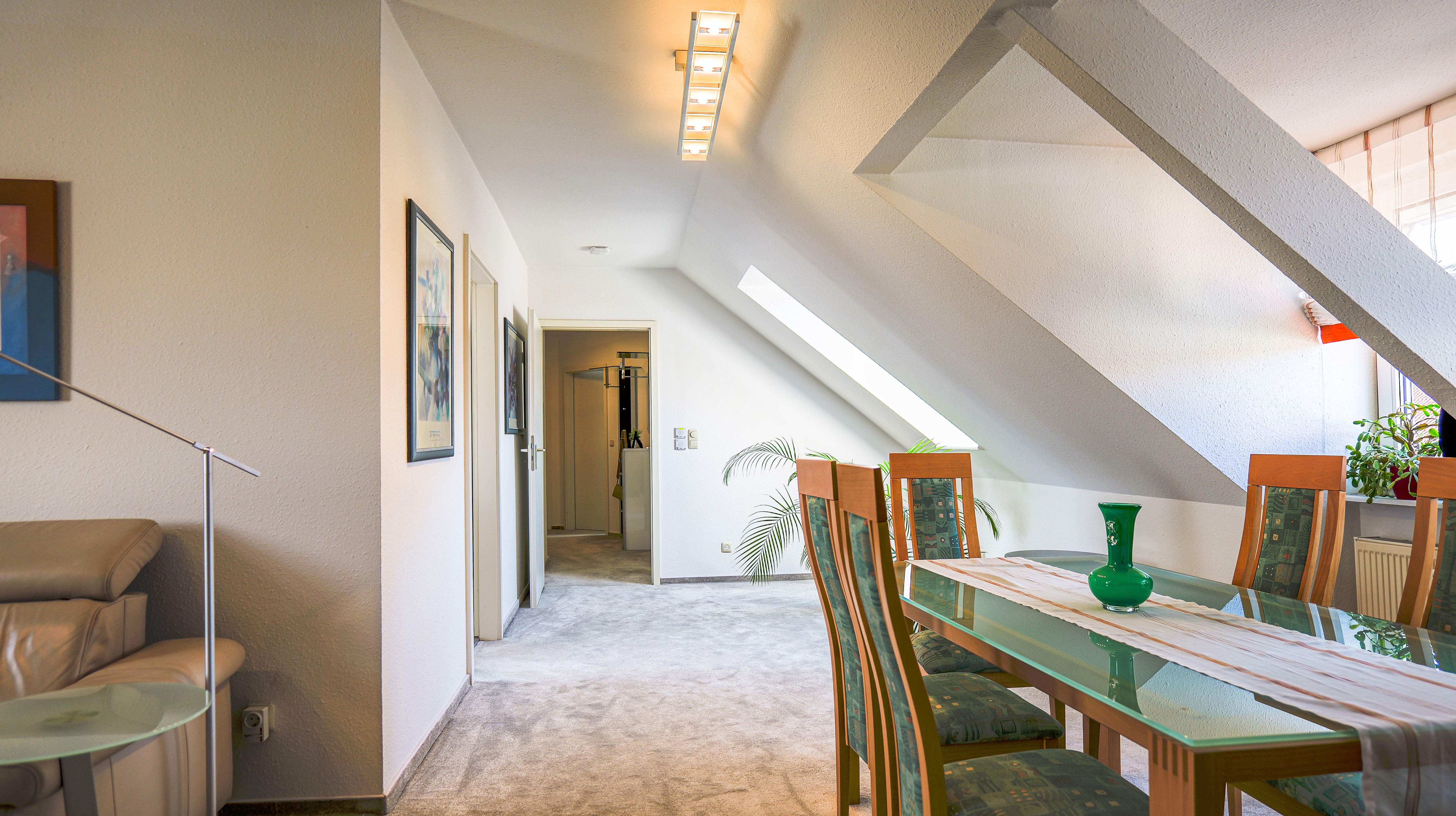Blick vom Wohnzimmer zum Flur