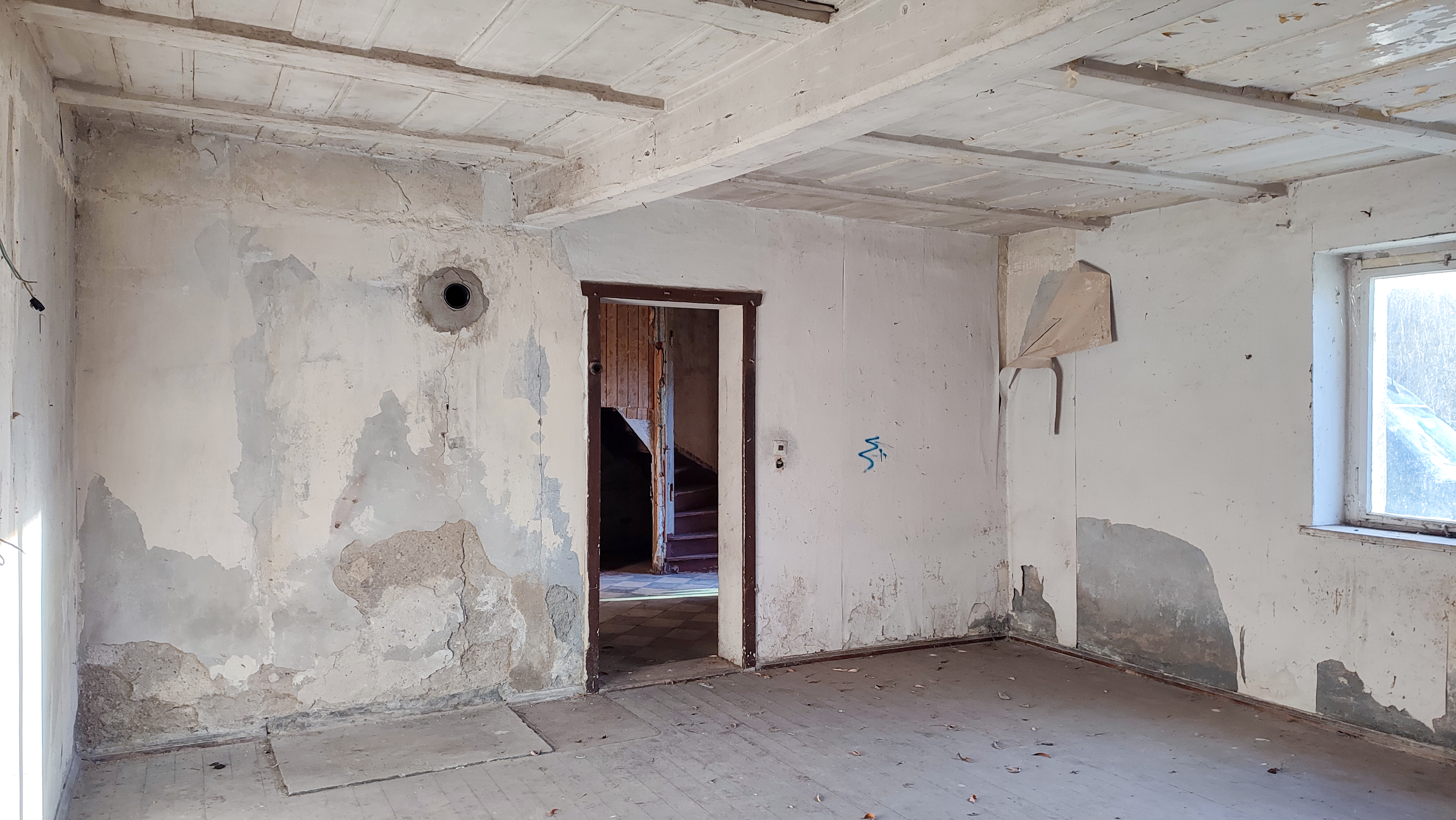Großes Zimmer im Erdgeschoss - Blick in Richtung Flur