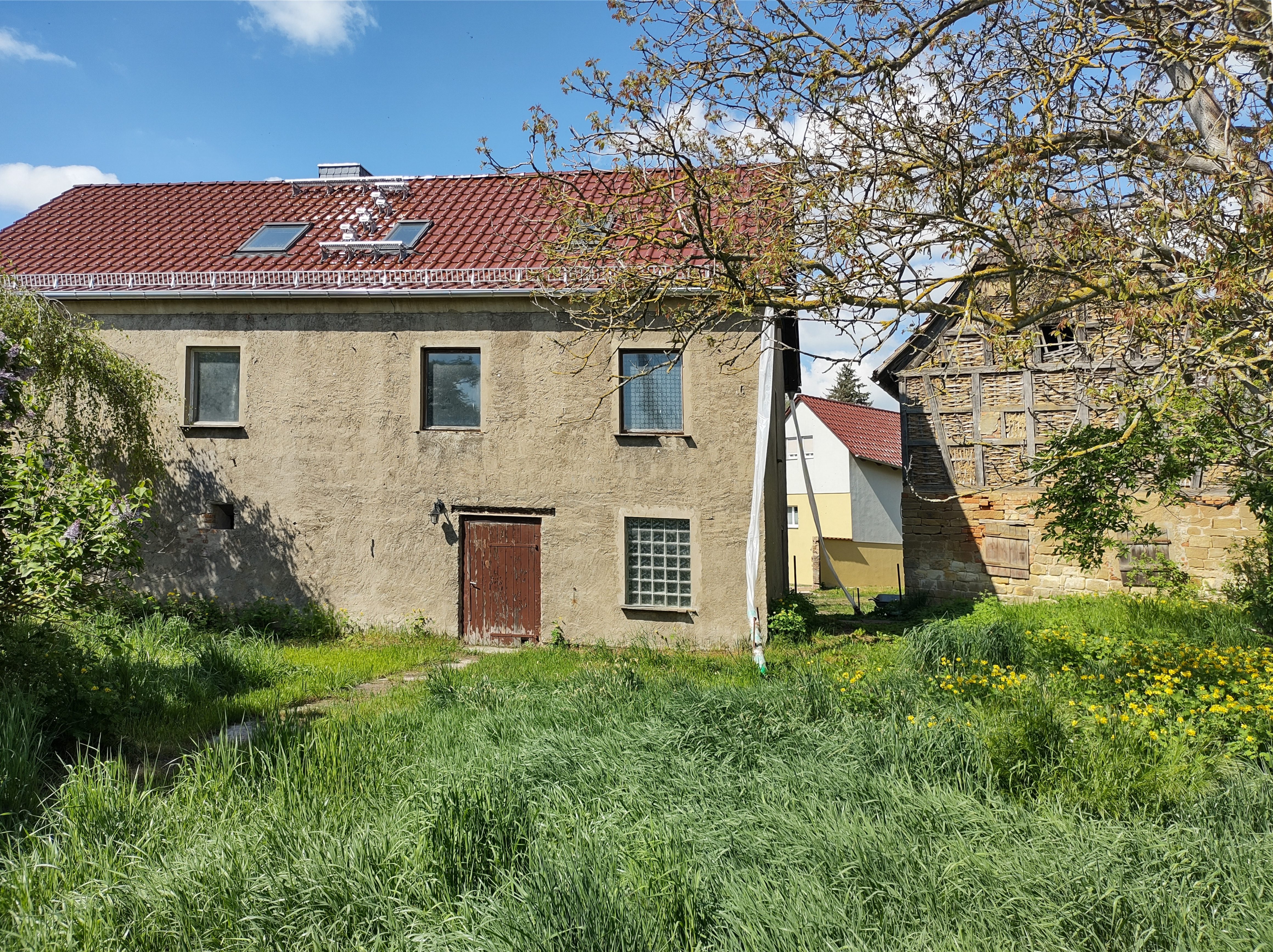 Blick aus dem großen Garten (links Nachbarhaus, rechts Fachwerkhaus)