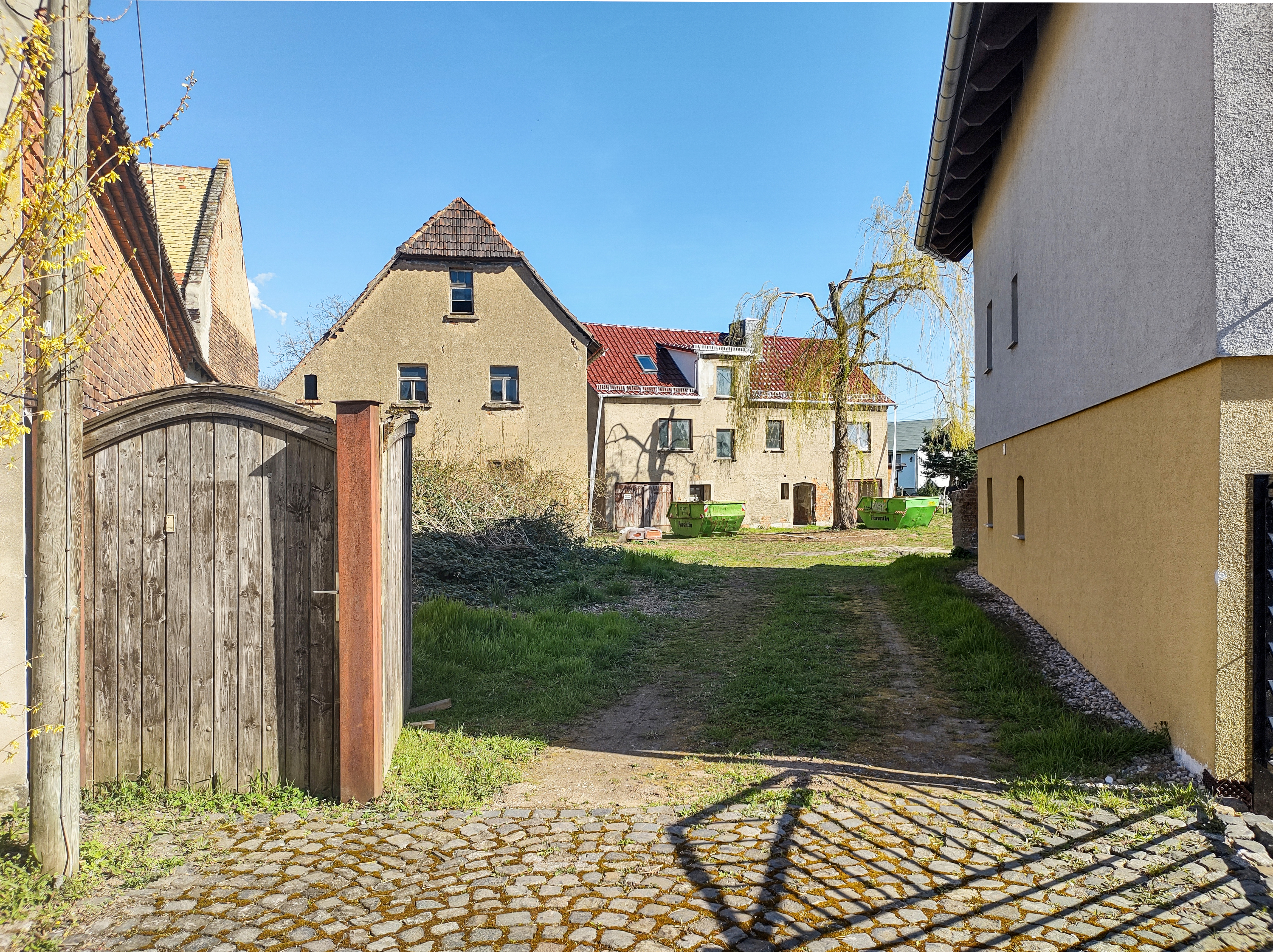 Zufahrt zum Hof (im Kauf inbegriffen)