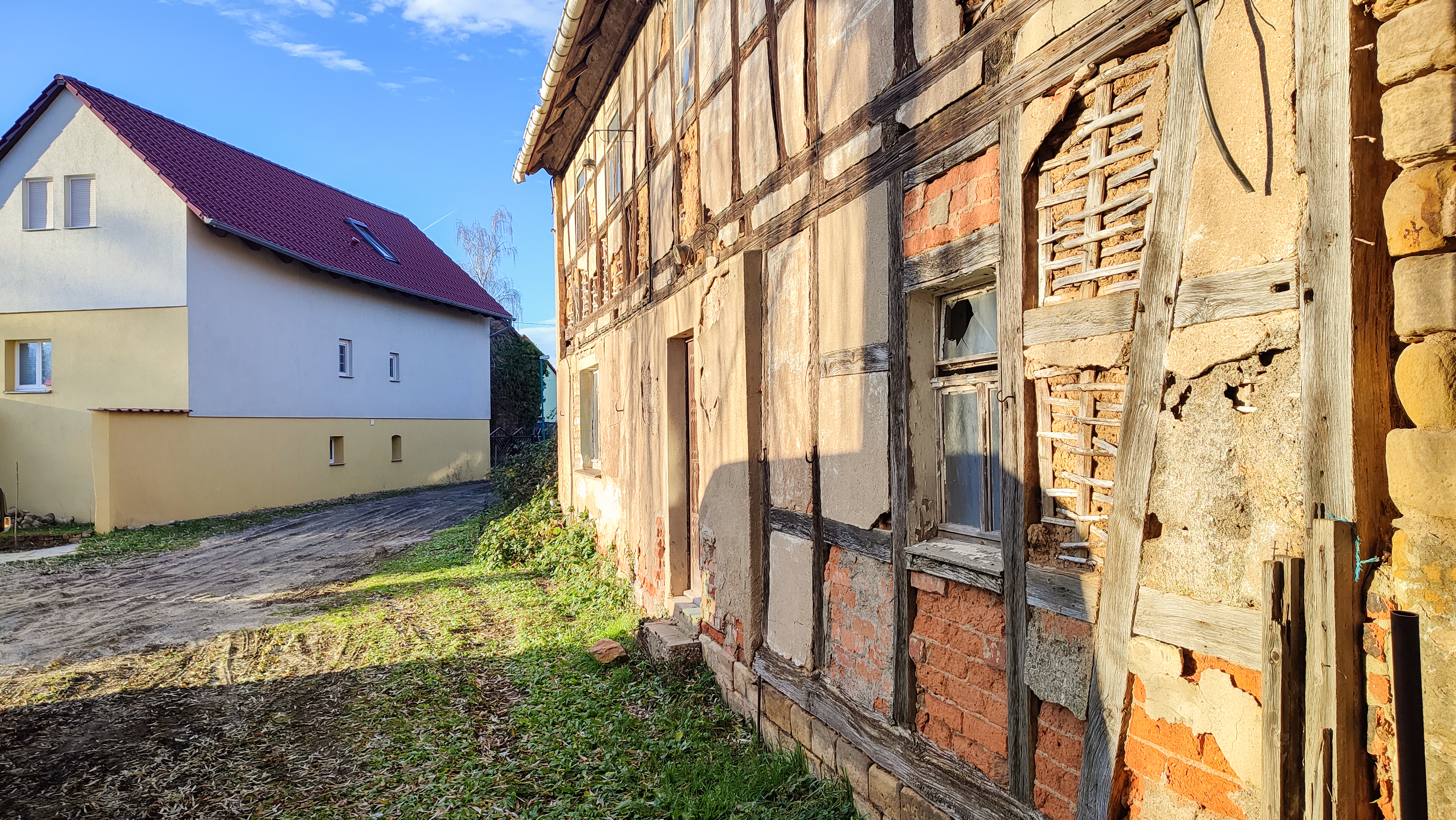 Hausvorderseite mit Blick auf die Zufahrt