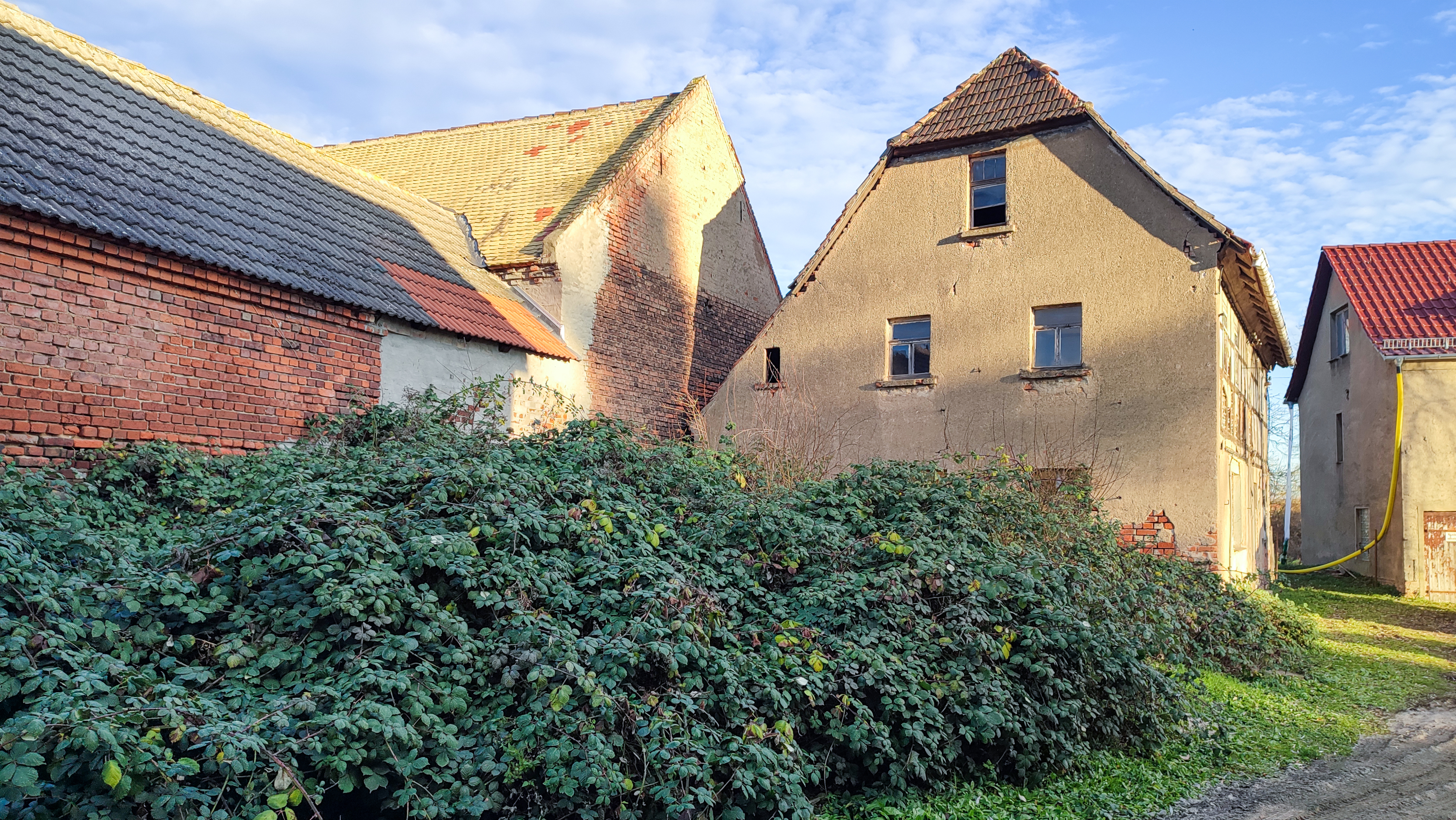Blick auf die Giebelseite von der Hofeinfahrt aus