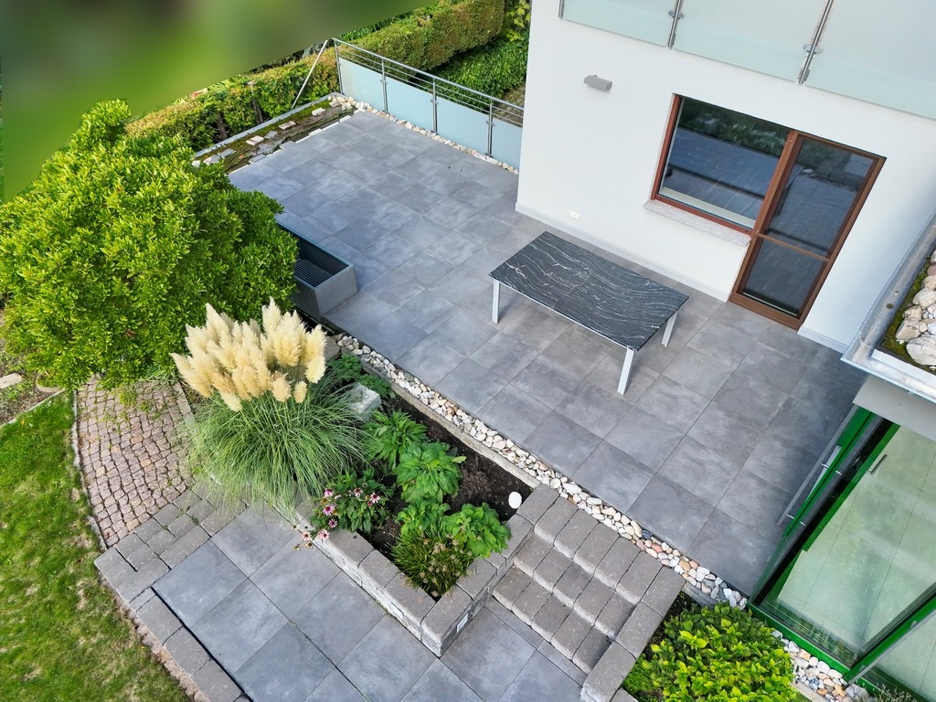 Hausansicht Gartenseite Terrasse