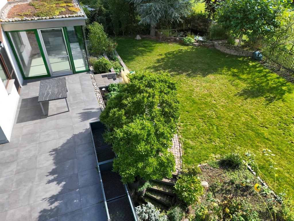 Hausansicht Gartenseite Terrasse und Teich