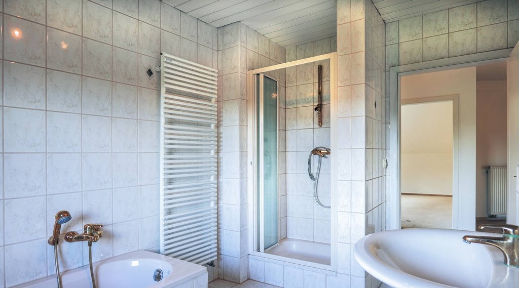 1. OG Badezimmer Bild 2