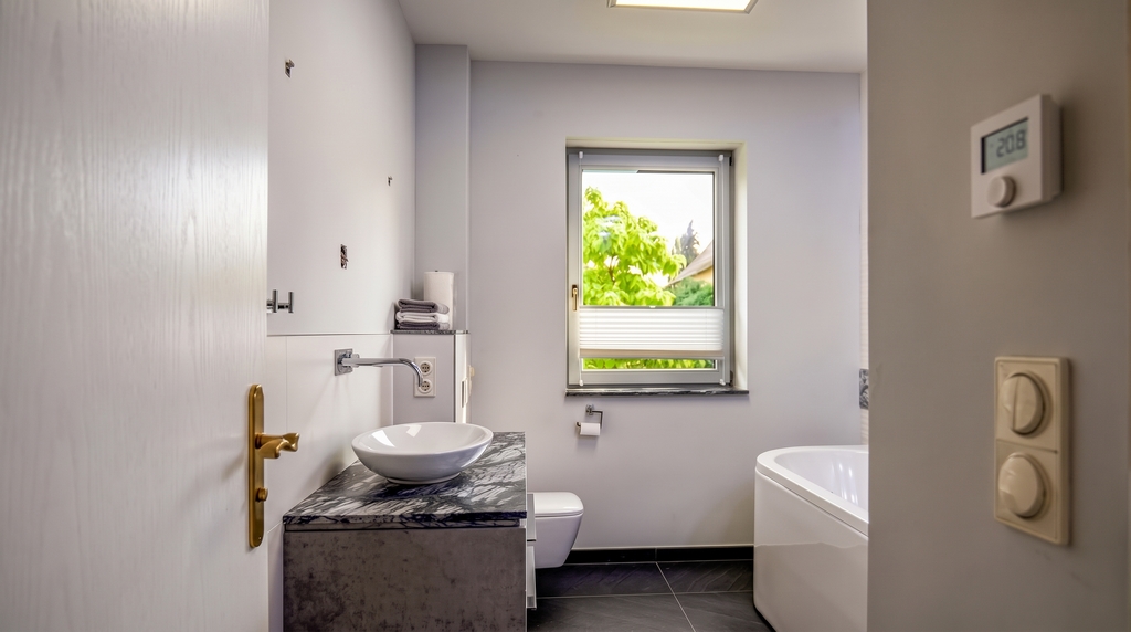 EG Badezimmer Blick ins Bad.jpg