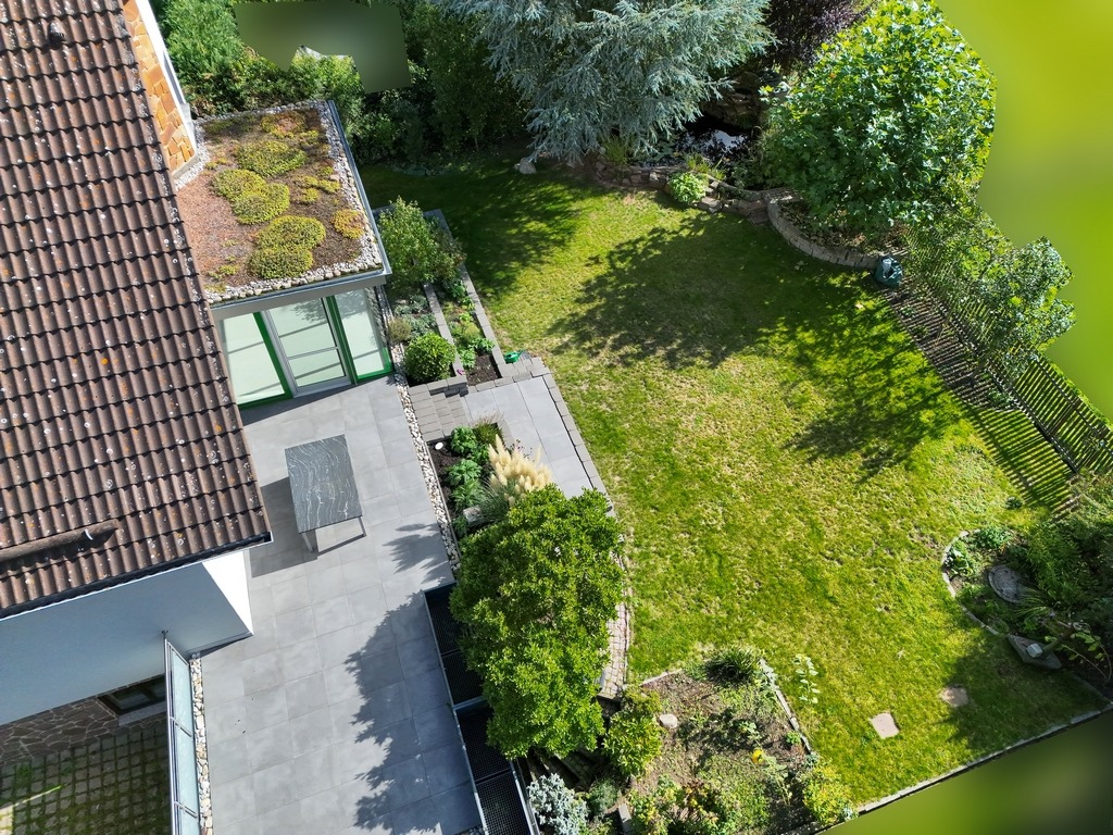 Hausansicht Gartenseite Terrasse und Garten