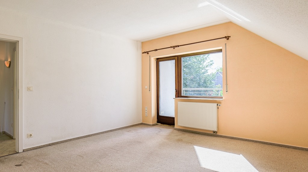 1. OG Schlafzimmer mit Balkon 3