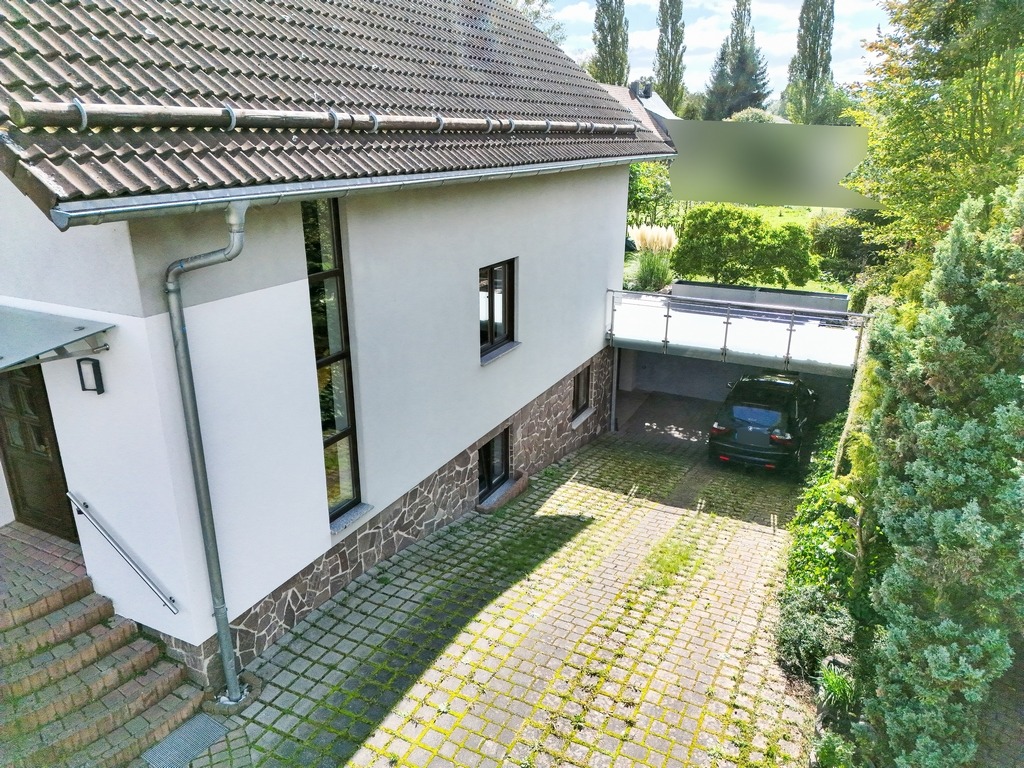 Hausansicht Eingangsseite Zufahrt