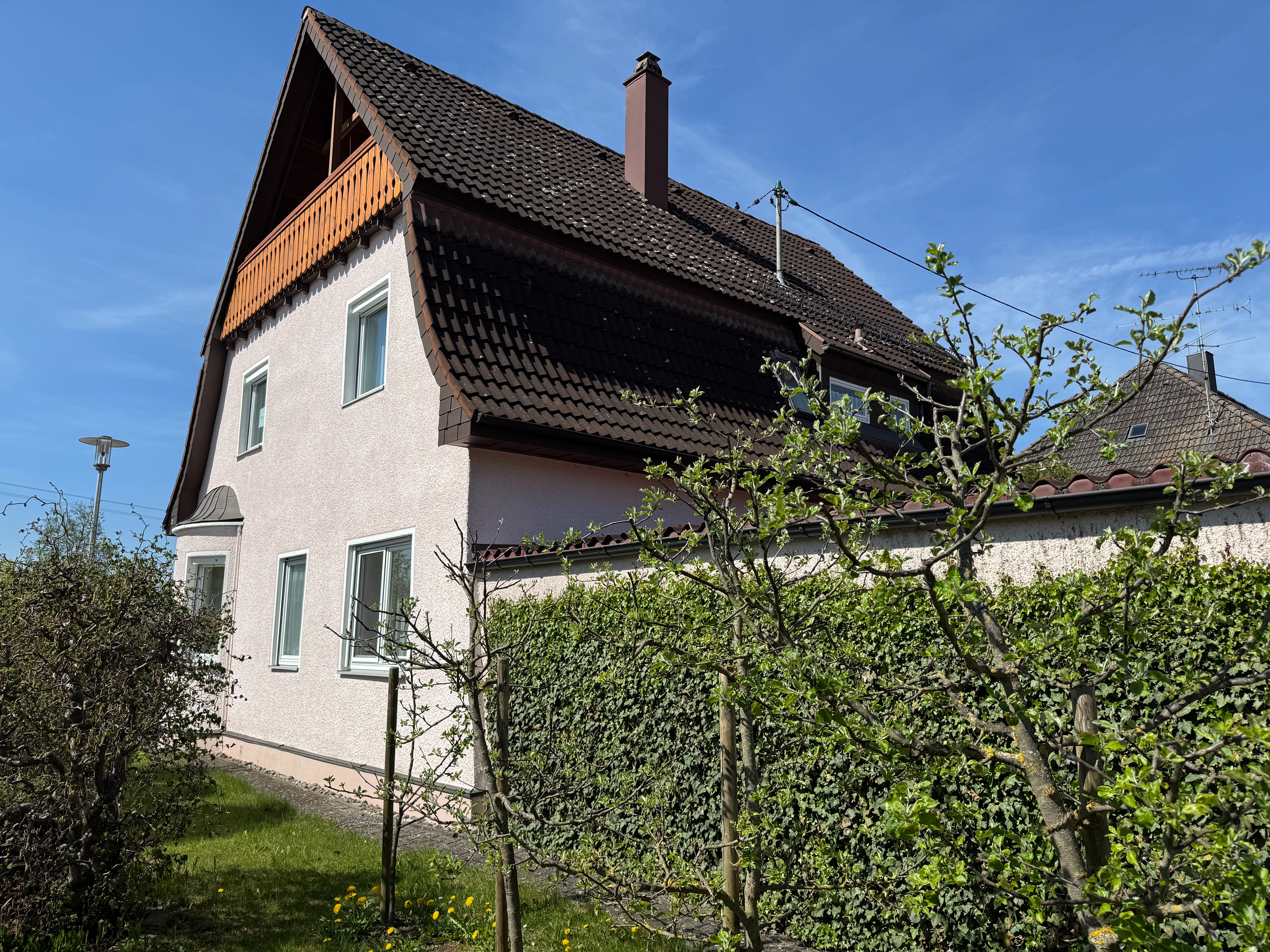 Familientraum mit Aussicht – mit Garten  und großzügiger Loggia.