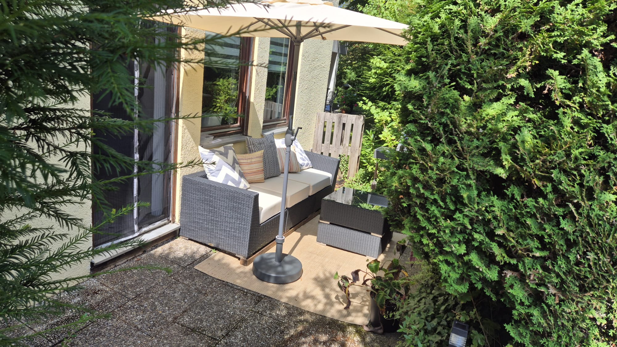 Wunderschöne, ruhig gelegene  2-Zi-Whg mit Terrasse und TG in Altbach
