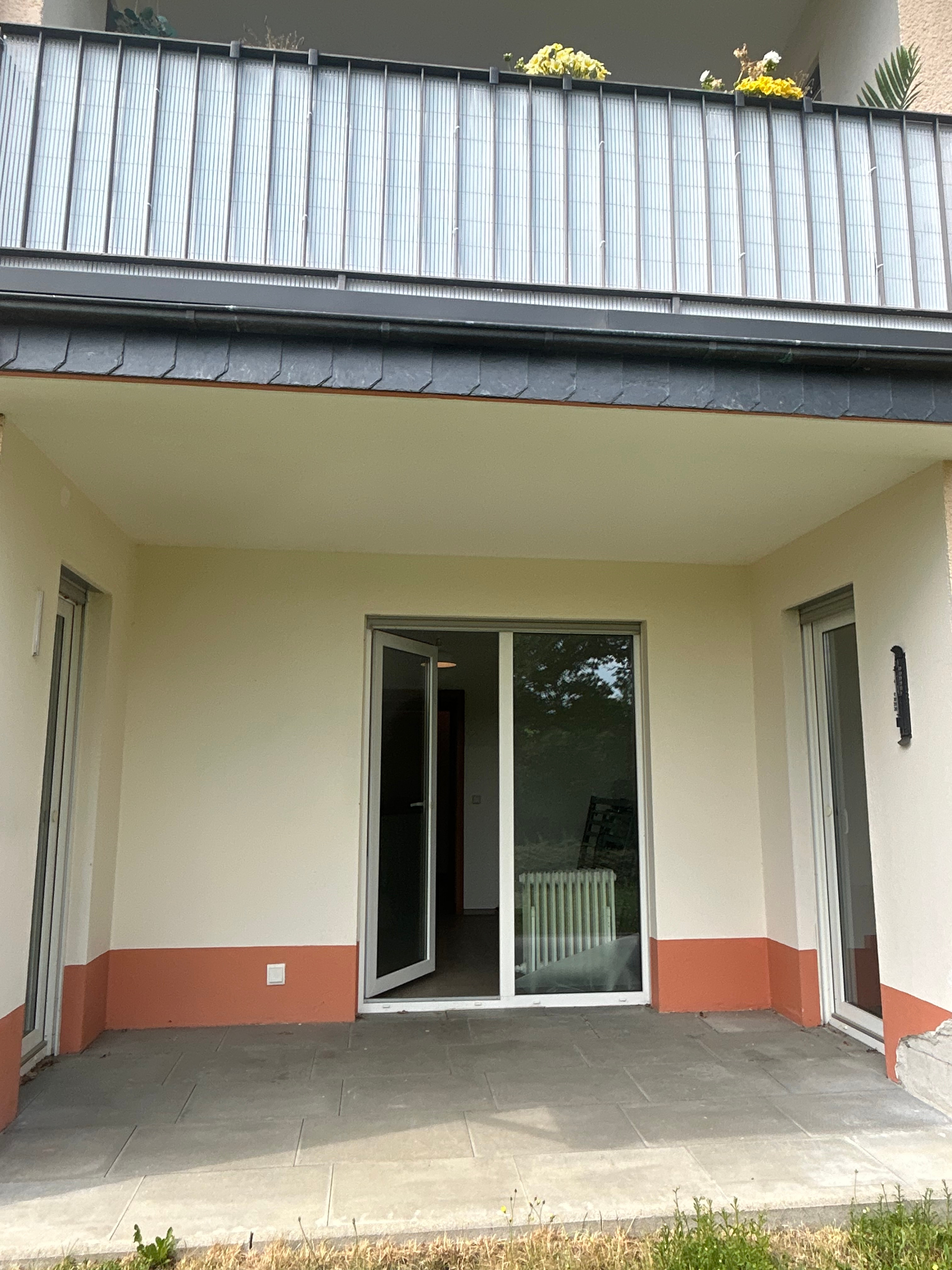 Lichtdurchflutete, modernisierte Souterrainwohnung mit großzügigem Wohngefühl und idyllischem Grünblick
