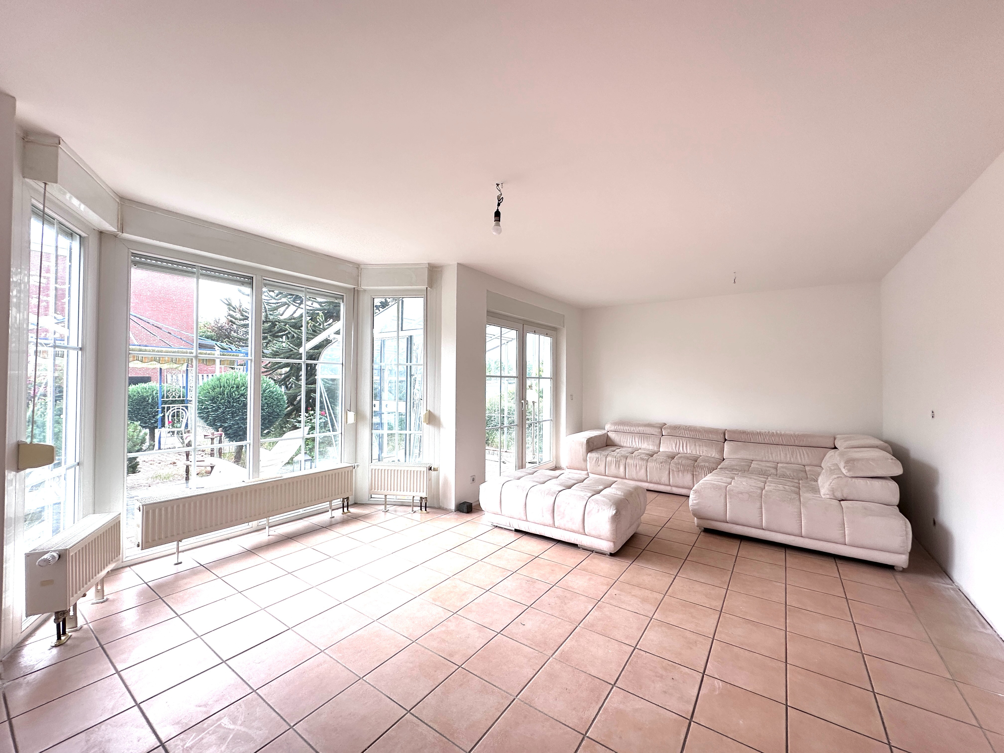Einfamilienhaus mit Pool und zwei Garagen