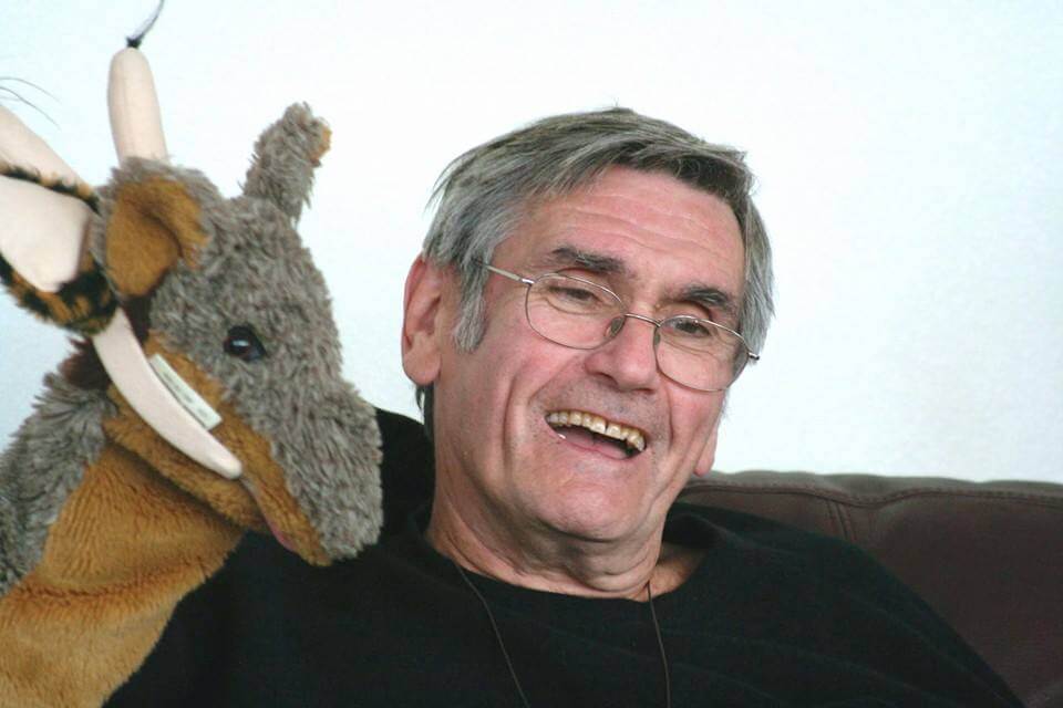 Marshall rosenberg ci mostra la comunicazione giraffa