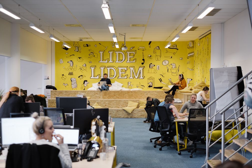 Pozor! Místo, kde se vyskytují lidi a pracují pro lidi.