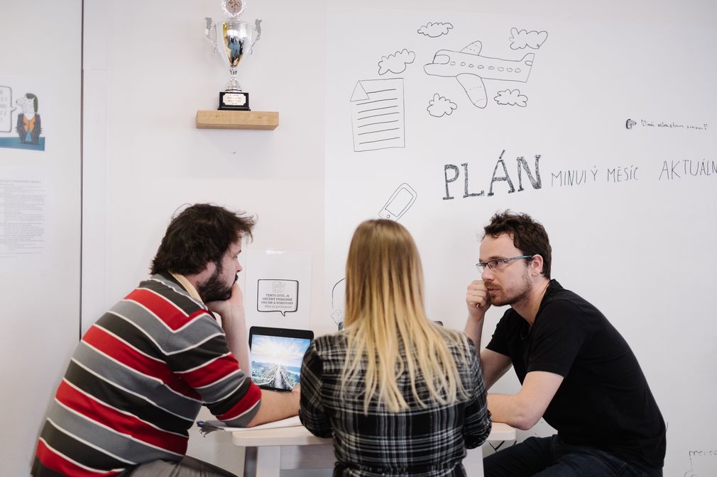 Filip, Miri a Tróča při brainstormingu