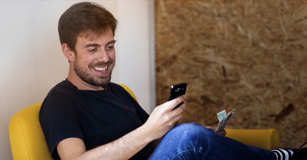Tohle je Štěpán (tvůj nový šéf), který si u nás sem tam zahraje na foto modela