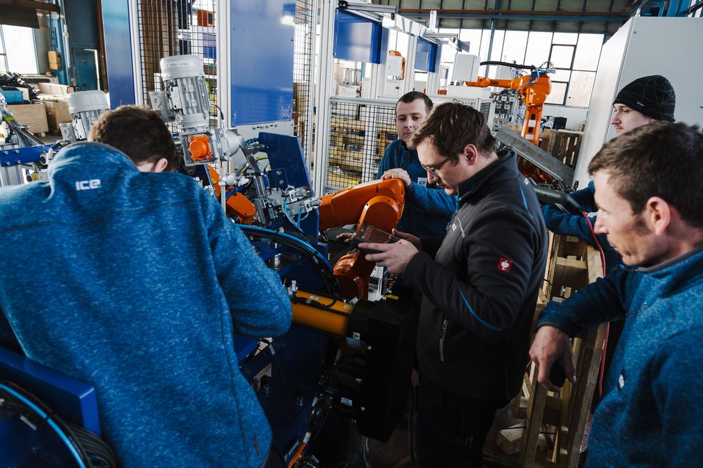 Oživujeme roboty, automatizujeme linky, pomáháme tvořit budoucnost výrobních firem