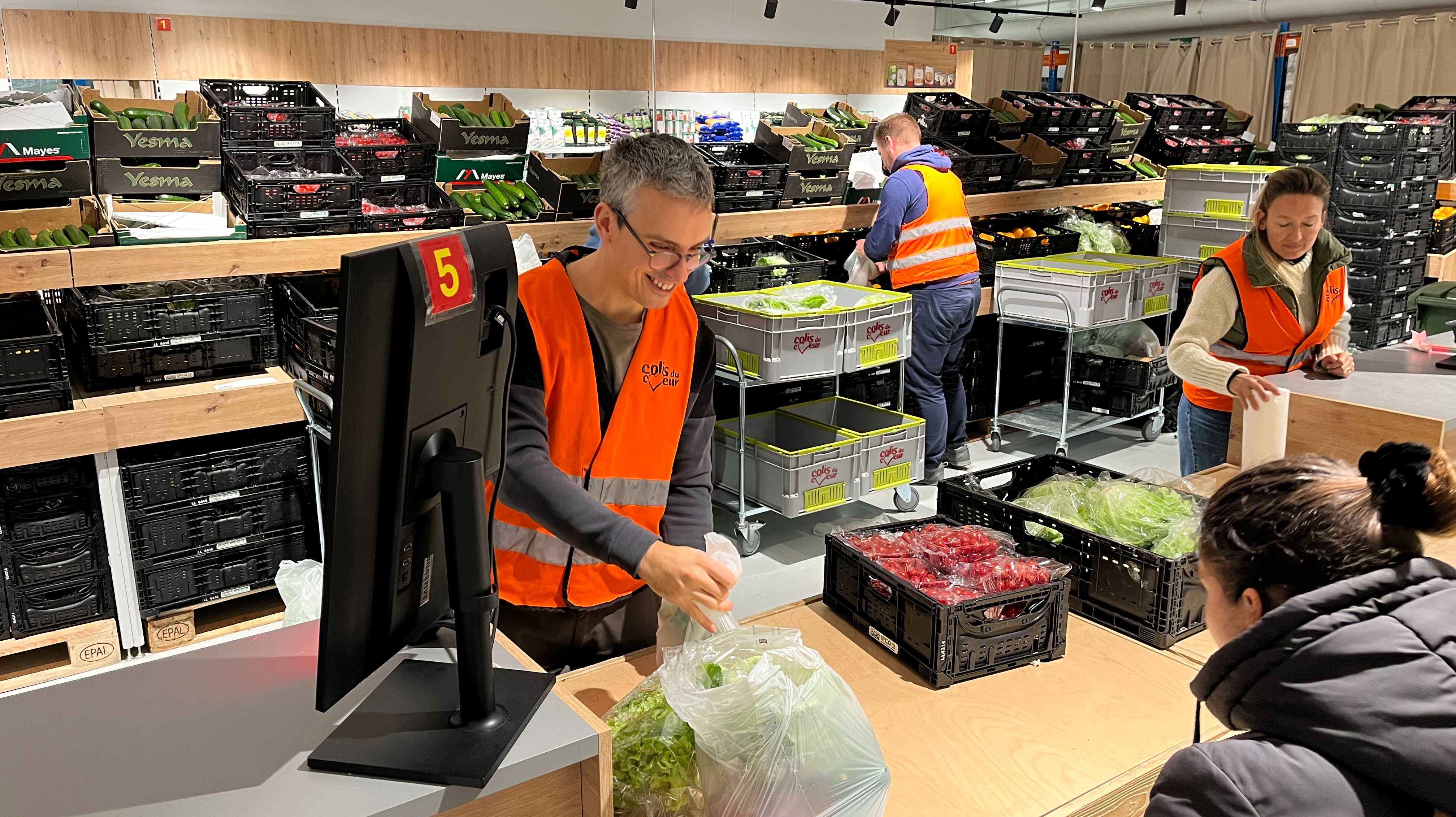 Préparer des colis alimentaires pour les familles dans le besoin