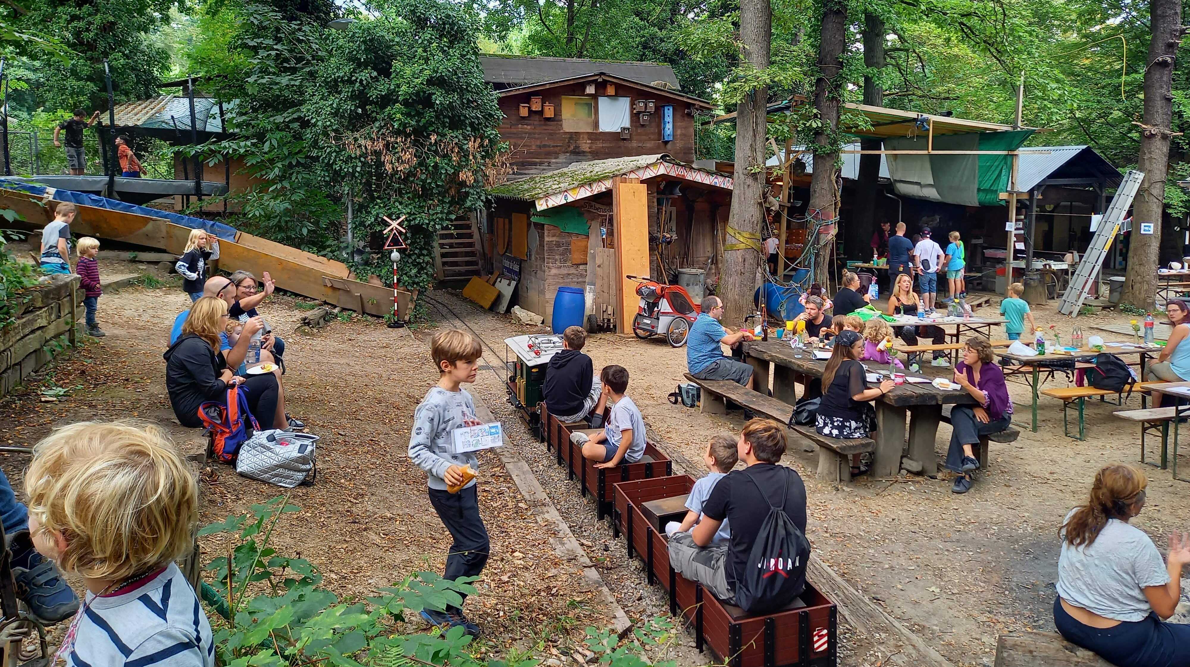 Robi Workshop Live: Hammering Together, Eating Together