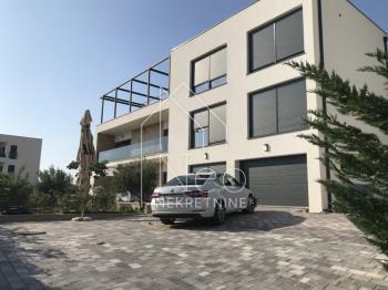 Kuća za prodaju u Šibensko kninska županija, Rogoznica fotografija 1