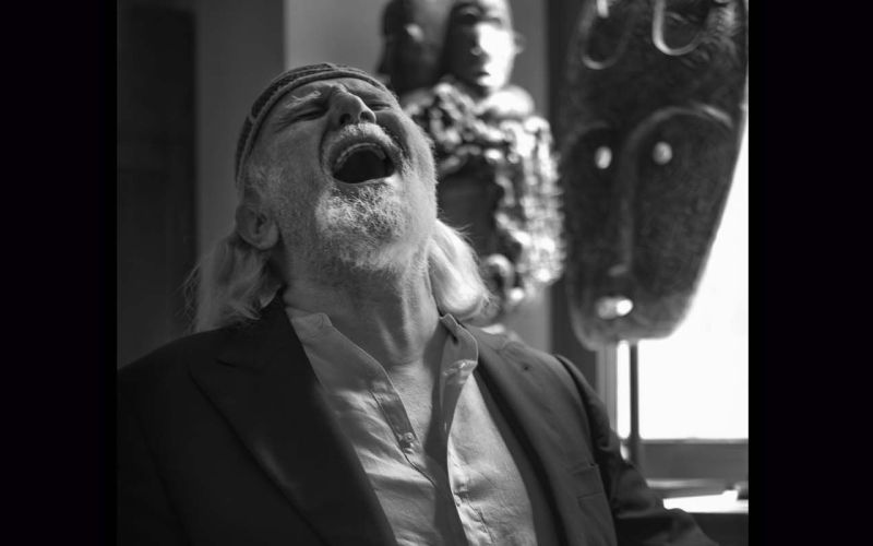 Ridere, sganasciarsi, scompisciarsi.