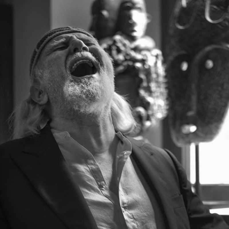 Ridere, sganasciarsi, scompisciarsi.