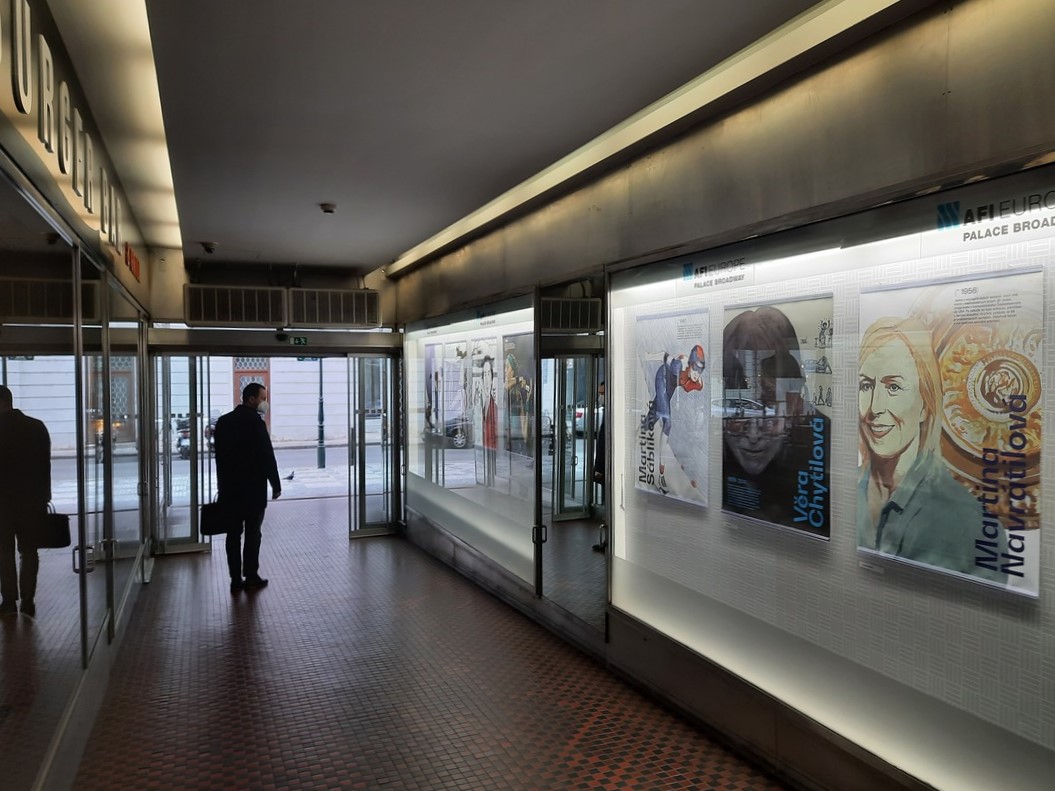 České hrdinky v pasáži divadla Broadway