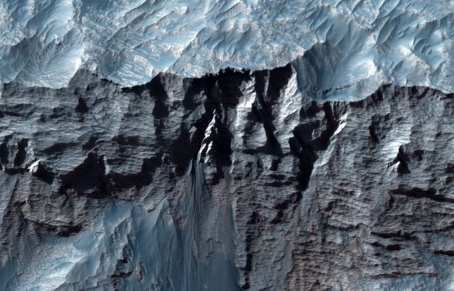 Ученые NASA показали снимок самого крупного в Солнечной системе каньона