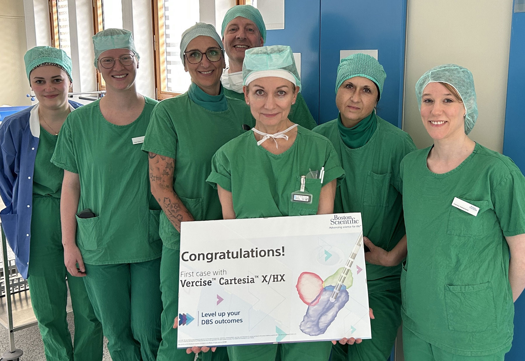Gruppenbild medizinisches Team in grüner OP-Kleidung mit Schild: Congratulations! First case with Vercise Cartesia X/HX und  Logo der FIrma Boston Scientific