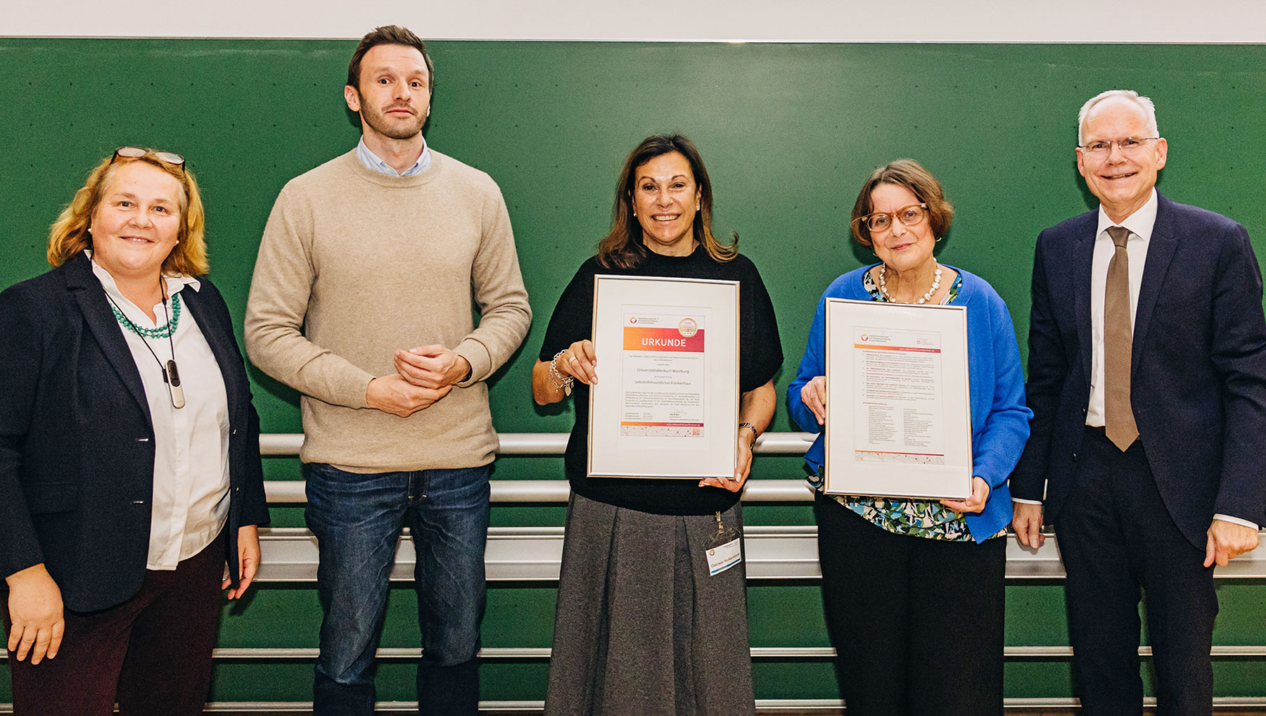 Urkundenübergabe für die Auszeichnung als Selbsthilfefreundliches Krankenhaus