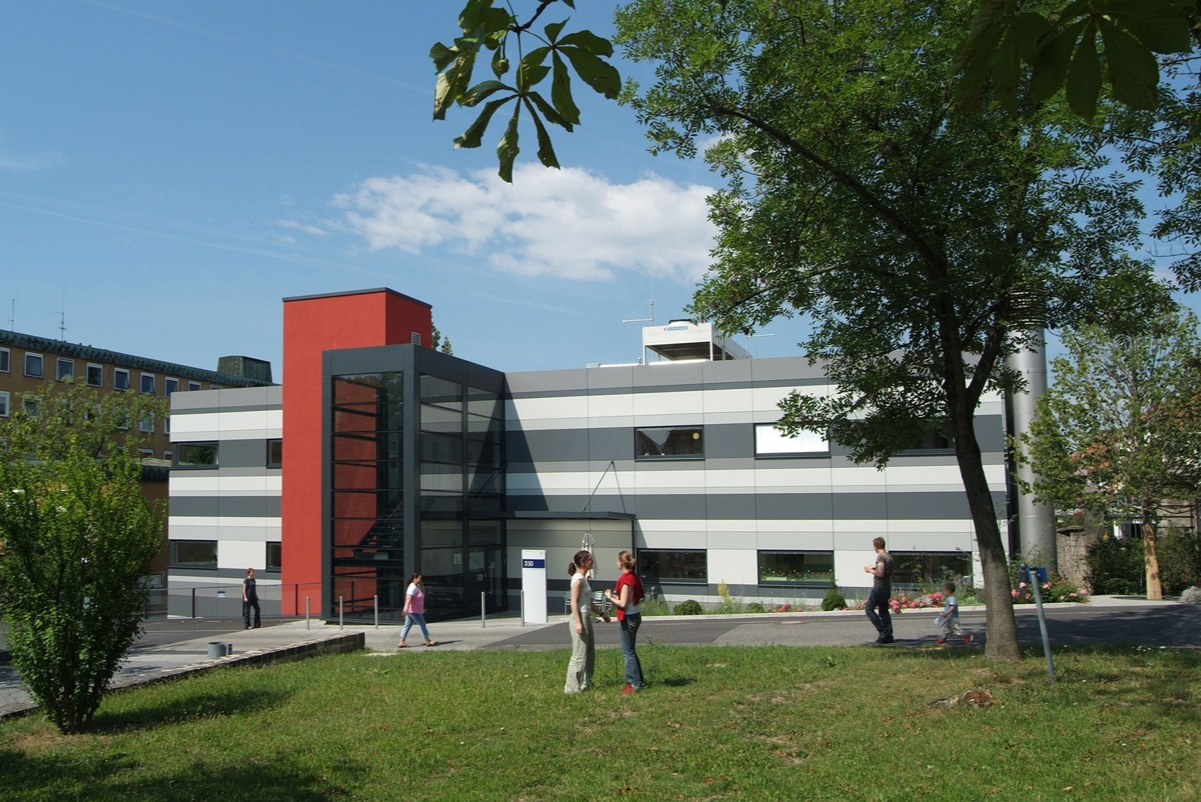 Außenansicht der modernen Fassade des Stammzelltransplantationszentrums der Universitäts-Kinderklinik Würzburg