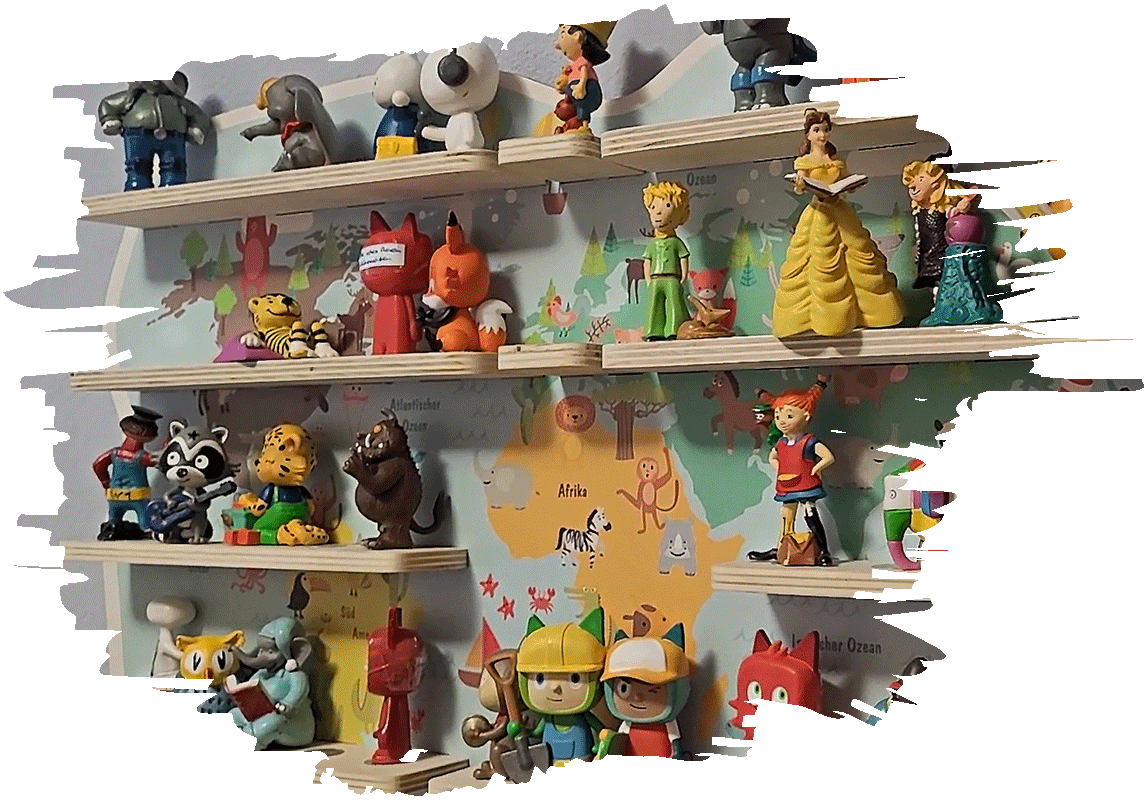 Mehrere Holzregalbretter sind an einer bunt gestalteten Kinderzimmerwand mit Tiermotiven befestigt. Auf den Regalen stehen viele verschiedene Tonie-Figuren, darunter bekannte Charaktere aus Märchen, Zeichentrickfilmen und Hörspielen.