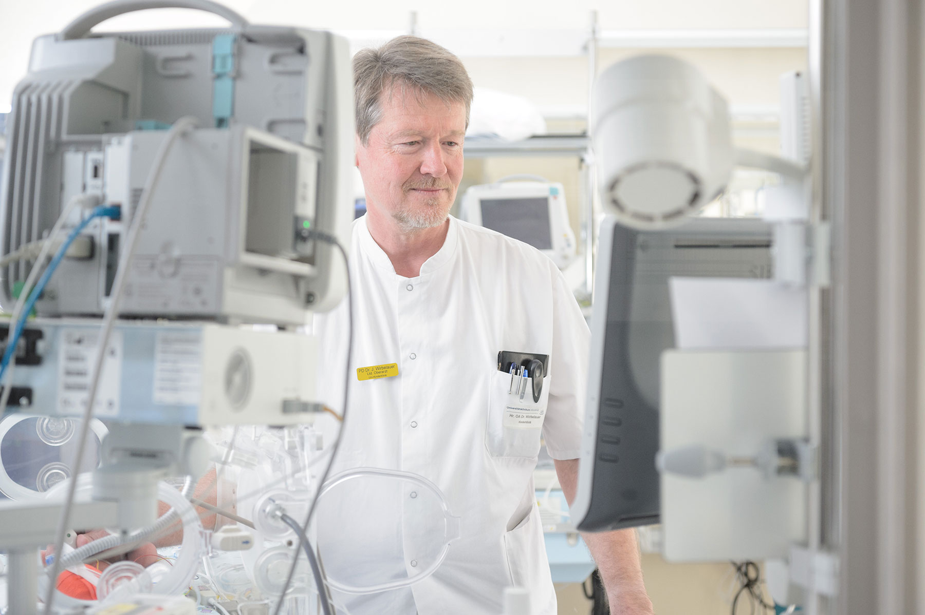 Prof. Johannes Wirbelauer betrachtet auf der Kinderintensivstation routiniert einen Monitor.