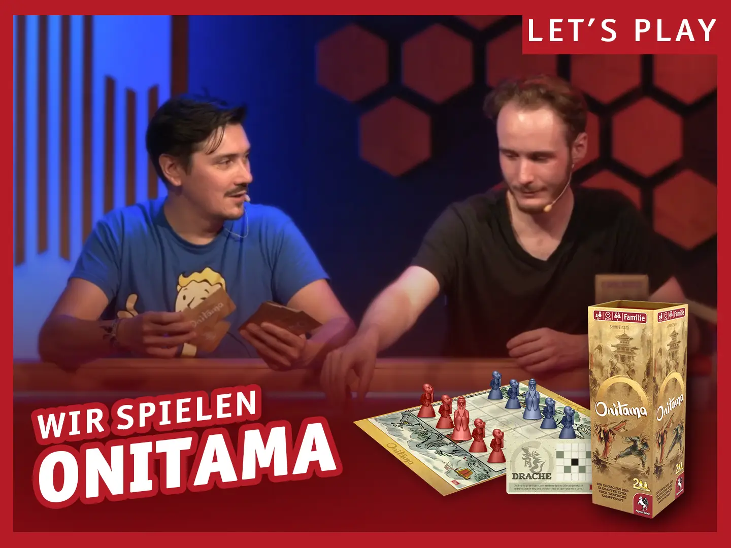 Wir spielen Onitama; Zwei Männer sitzen an einem Tisch und spielen das Brettspiel Onitama