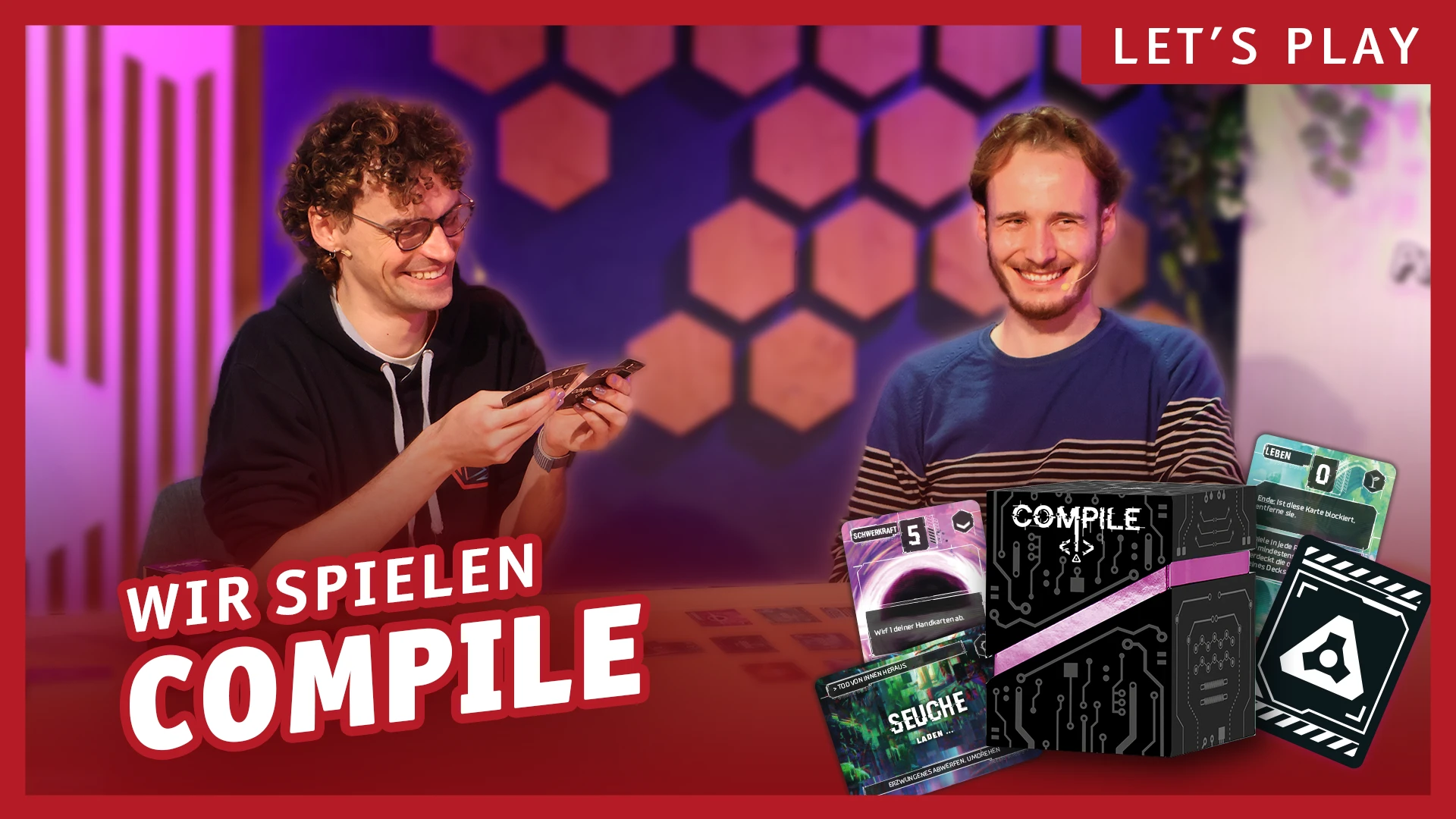 Zwei Personen sitzen an einem Tisch mit Spielkarten; Wir spielen Compile; Produktschachtel und Karten des Kartenspiels Compile