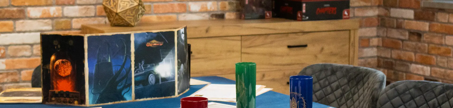 Tisch und Stühle im Pegasus Spiele Spielzimmer Fantasy