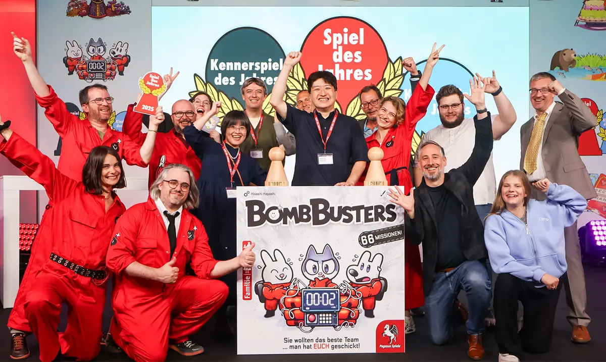Autor und Verlagsvertreter*innen bei der Spiel des Jahres Verleihung 2025 mit Bomb Busters