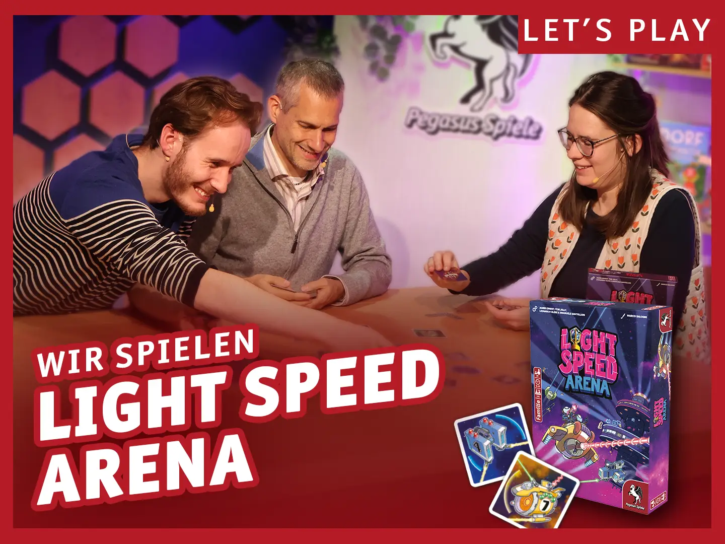 Wir spielen Light Speed Arena; Drei Personen sitzen an einem Tisch und spielen das Brettspiel Light Speed Arena