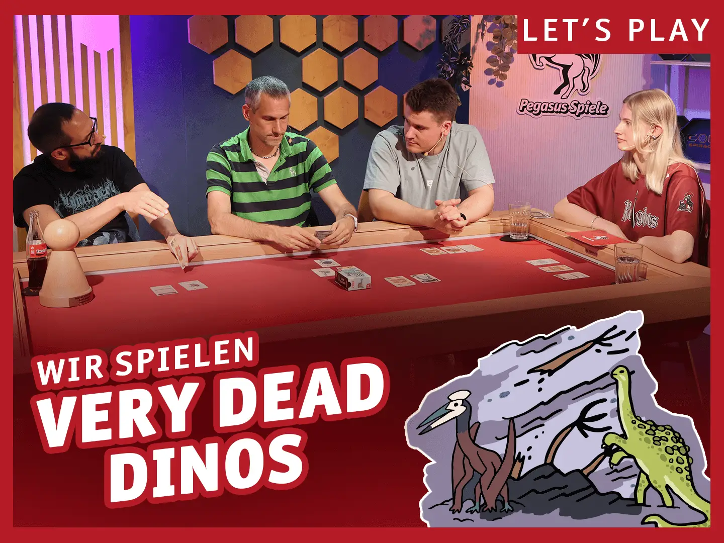 Wir spielen Very Dead Dinos; Vier Personen sitzen an einem Tisch und spielen das Kartenspiel Very Dead Dinos