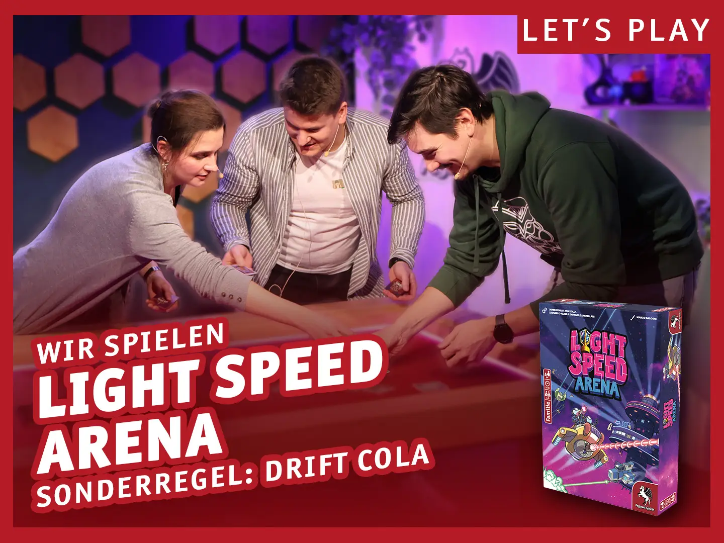 Wir spielen Light Speed Arena; Drei Personen stehen um einen Tisch und spielen das Brettspiel Light Speed Arena